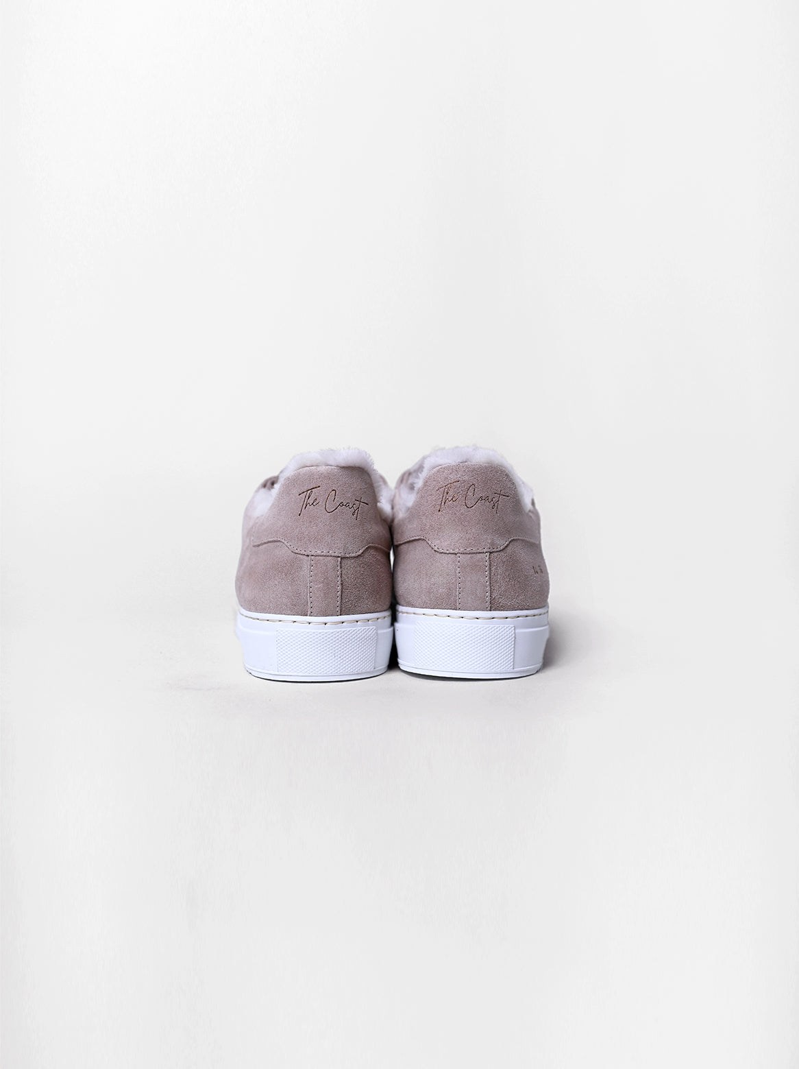 Karin Sneaker Taupe – Rückseite mit Prägung und weißer Sohle