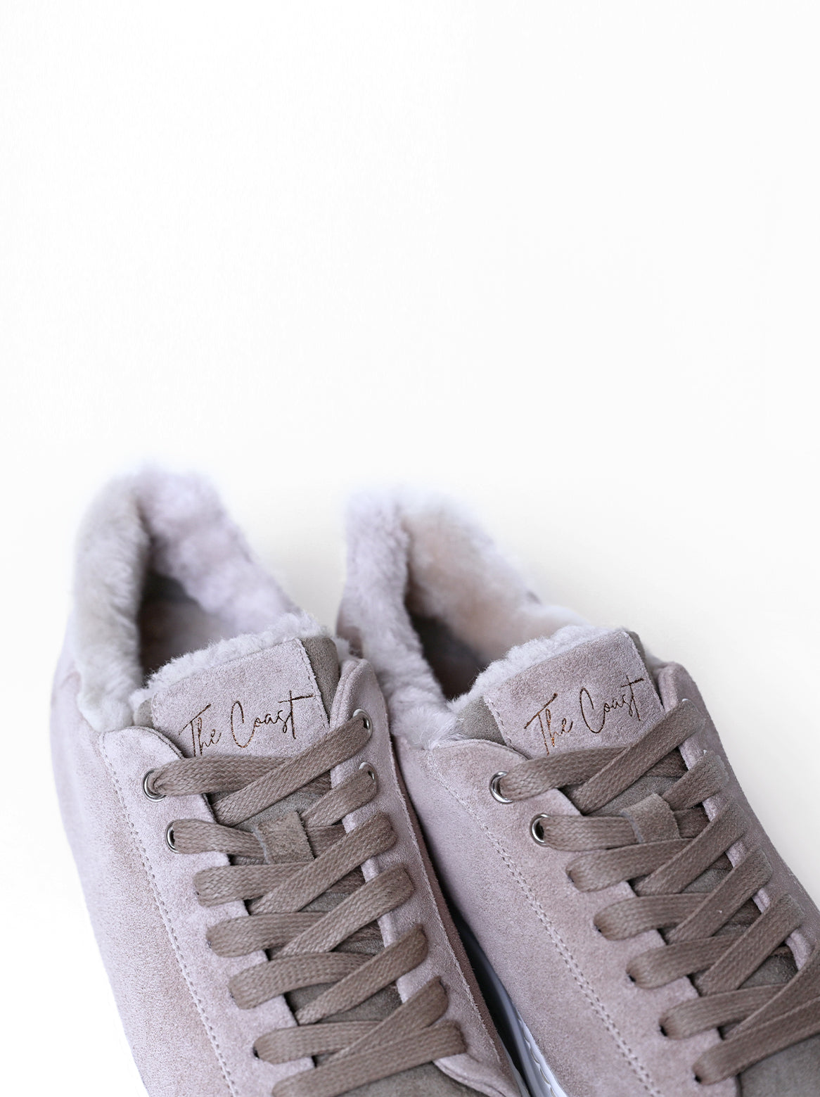 Karin Sneaker Taupe mit Lammfell – Detail Zunge und Innenfutter