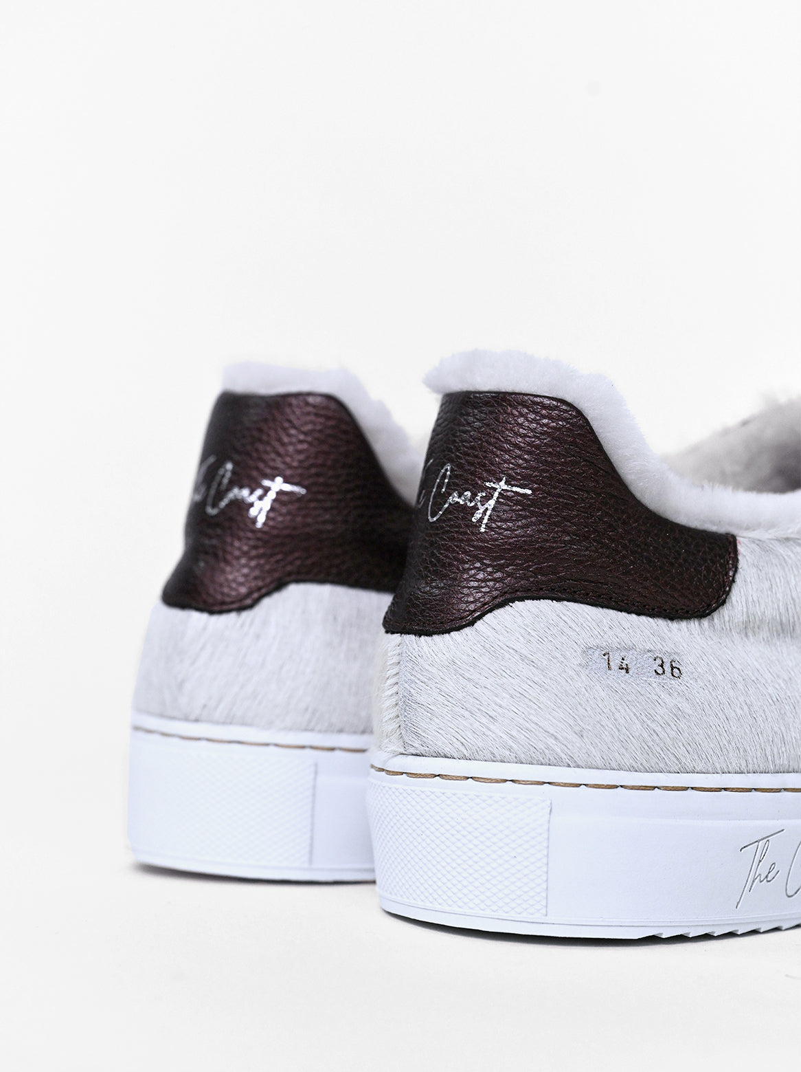 Rückansicht mit Logo auf Sohle