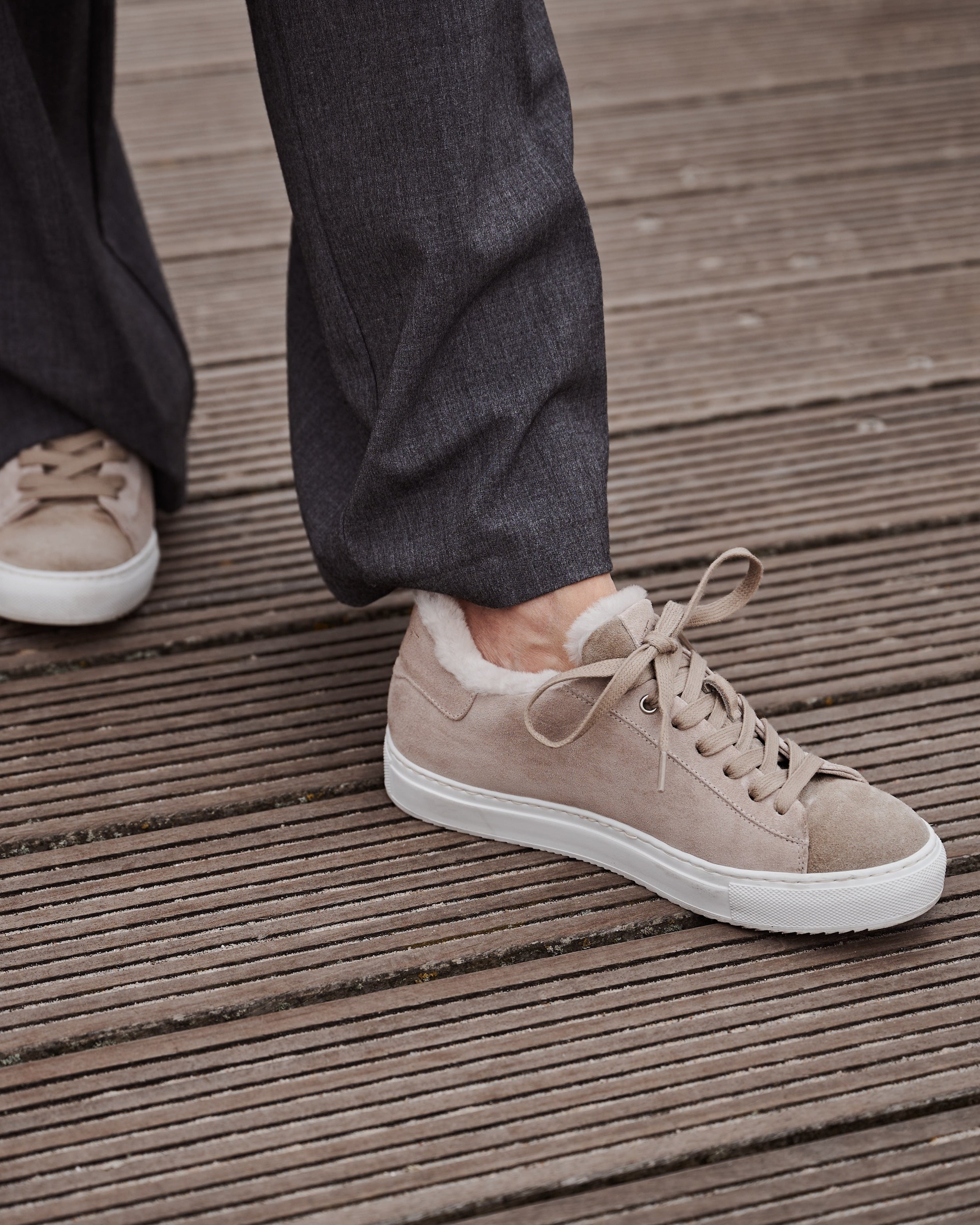 Karin Sneaker Taupe getragen – Vorderansicht am Fuß