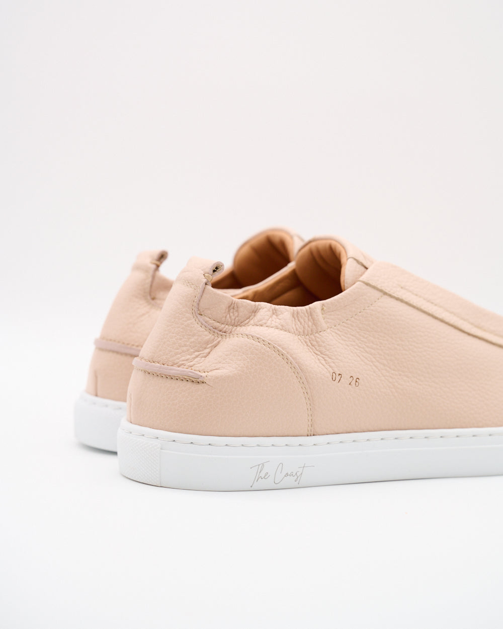 Detailansicht der seitlichen Naht und Fersenkappe des Sneakers