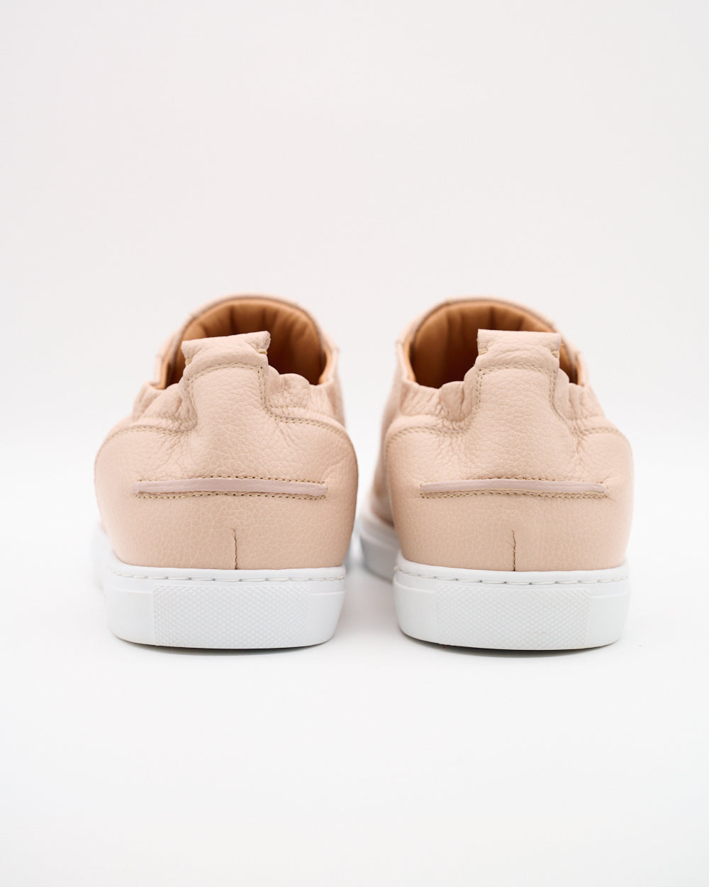 Rückansicht des Antonio Sneakers mit minimalistischem Design