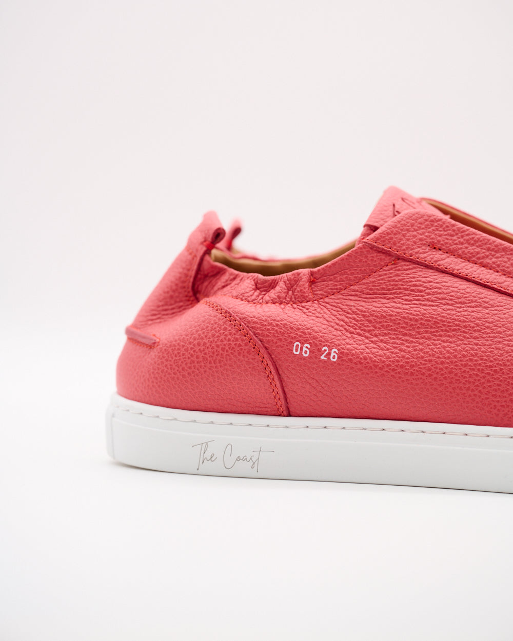 Seitenansicht leicht versetzt – Antonio Slip-In Sneaker in Rot, seitlich fotografiert mit sichtbarem Profil
