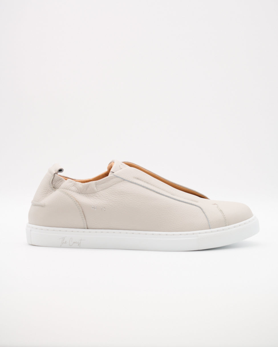 Seitliche Ansicht des Antonio Sneakers in Creme mit weißer Sohle