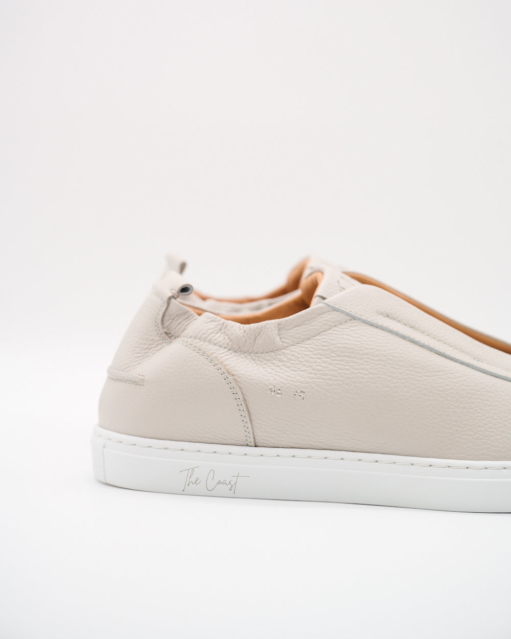Detailansicht der seitlichen Naht und Fersenkappe des Sneakers