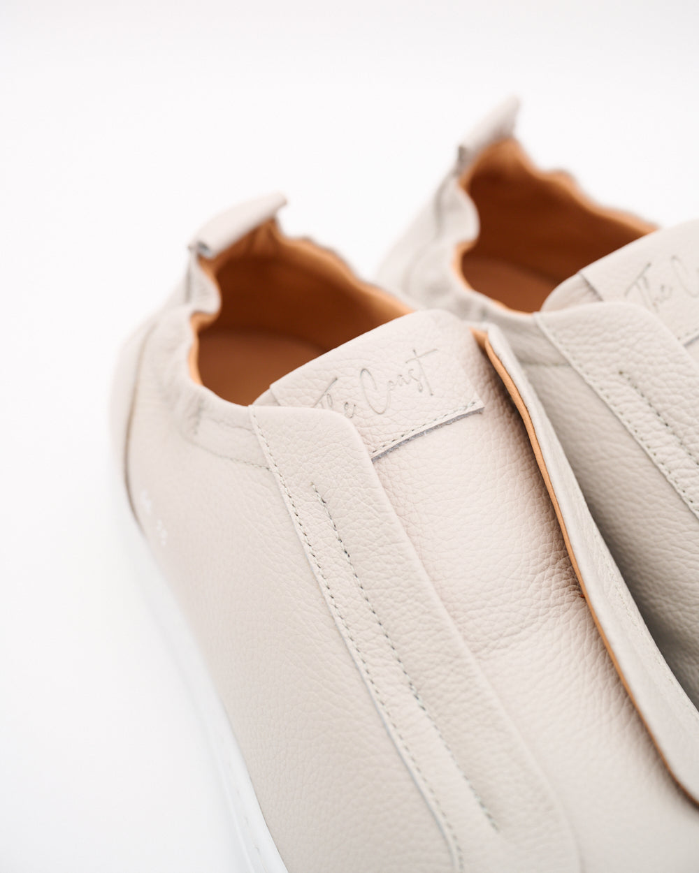 Draufsicht des Antonio Sneakers mit sichtbarem Innenfutter in Cognac-Ton