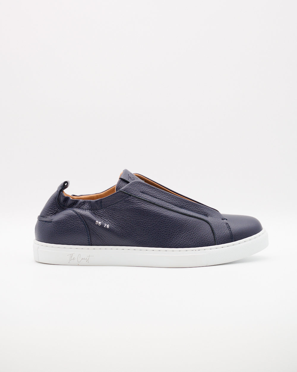 Seitenansicht – Antonio Slip-In Sneaker in Navy mit weißer Sohle, seitlich fotografiert