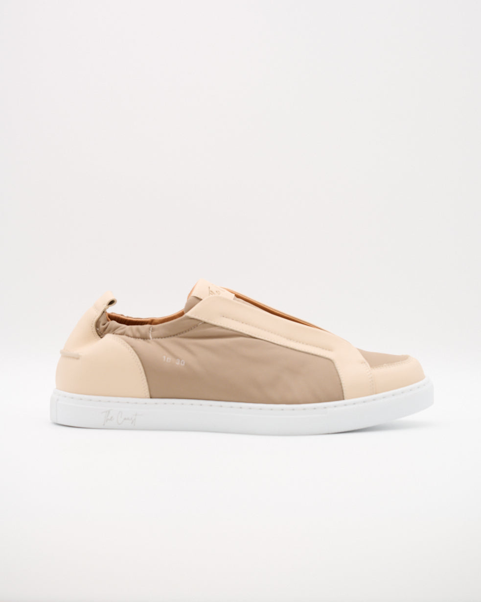 Seitenansicht – Antonio Slip-In Sneaker in Beige, klare Seitenansicht mit weißer Sohle