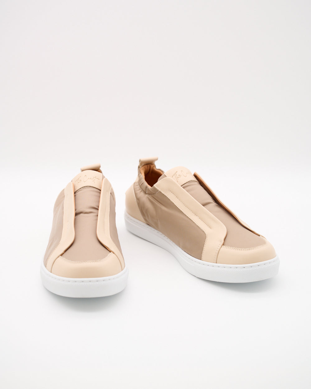 Vorderansicht Paar – Antonio Sneaker in Beige als Paar, von vorne fotografiert