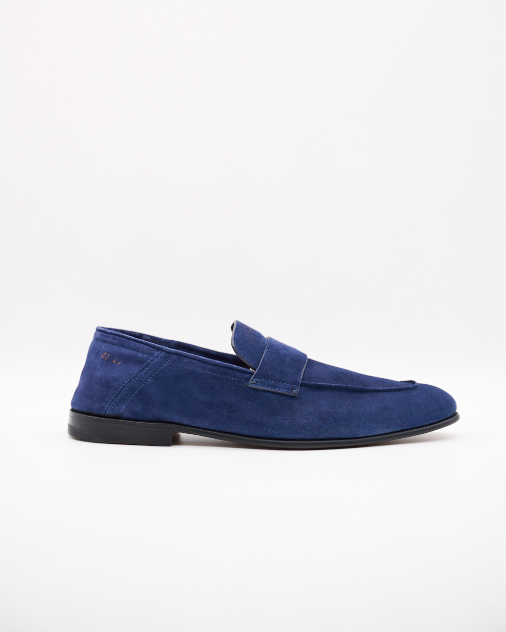 Seitenansicht des Leonardo Loafers in Navy aus edlem Veloursleder mit schwarzer Sohle