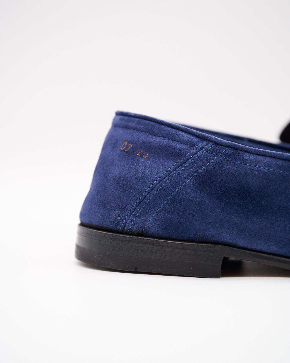 Rückansicht des dunkelblauen Loafers mit dezentem Branding an der Ferse