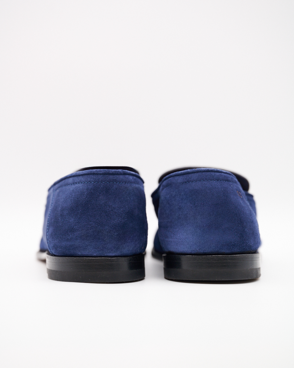 Rückansicht beider Loafer mit flacher, schwarzer Sohle