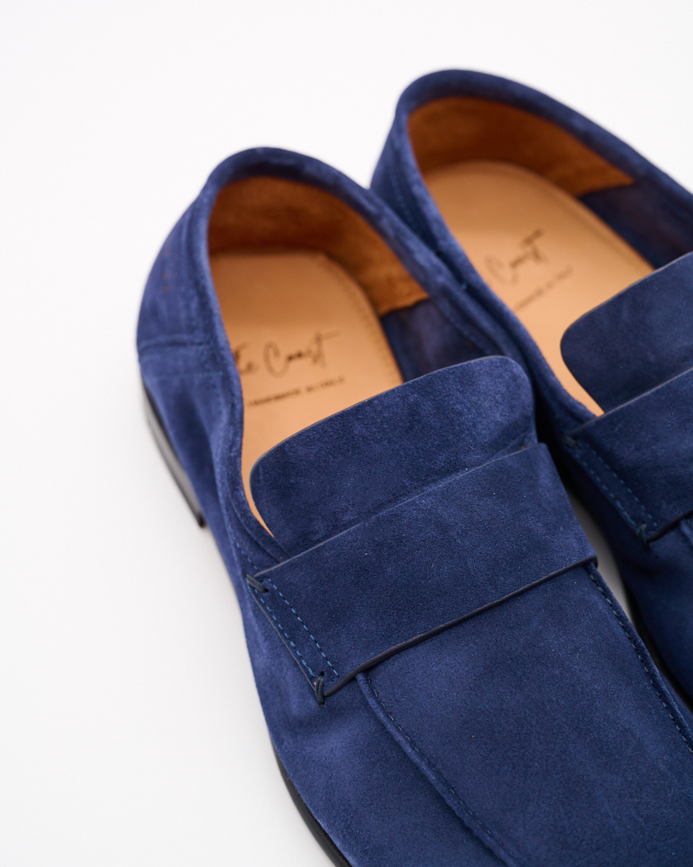 Frontale Nahaufnahme beider Schuhe mit klarer Linienführung