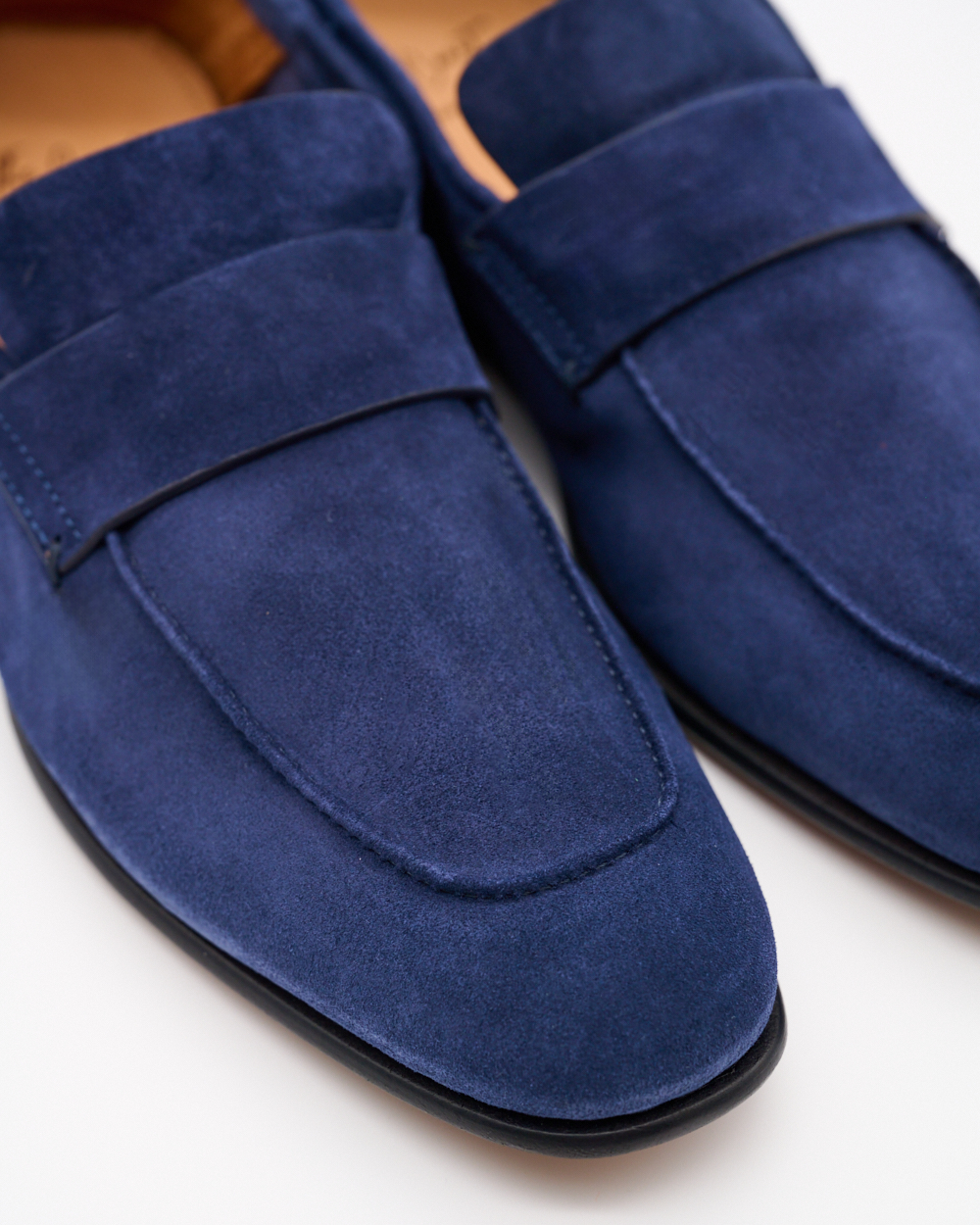 Nahaufnahme des Spannriemens und der Veloursstruktur in Navy