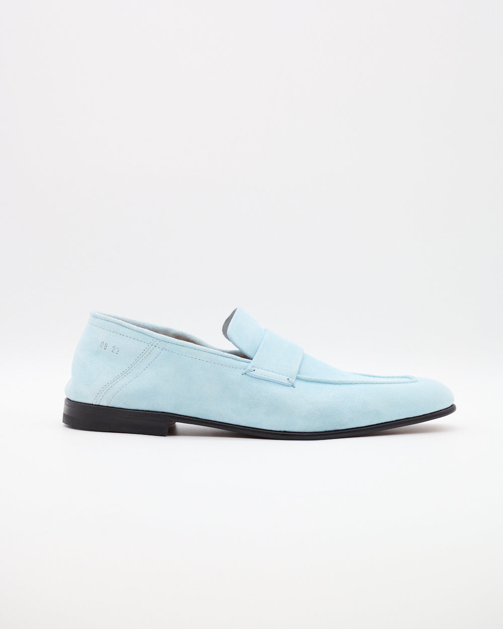 Seitenansicht des Leonardo Loafers in Azzurro aus Veloursleder mit schwarzer Sohle
