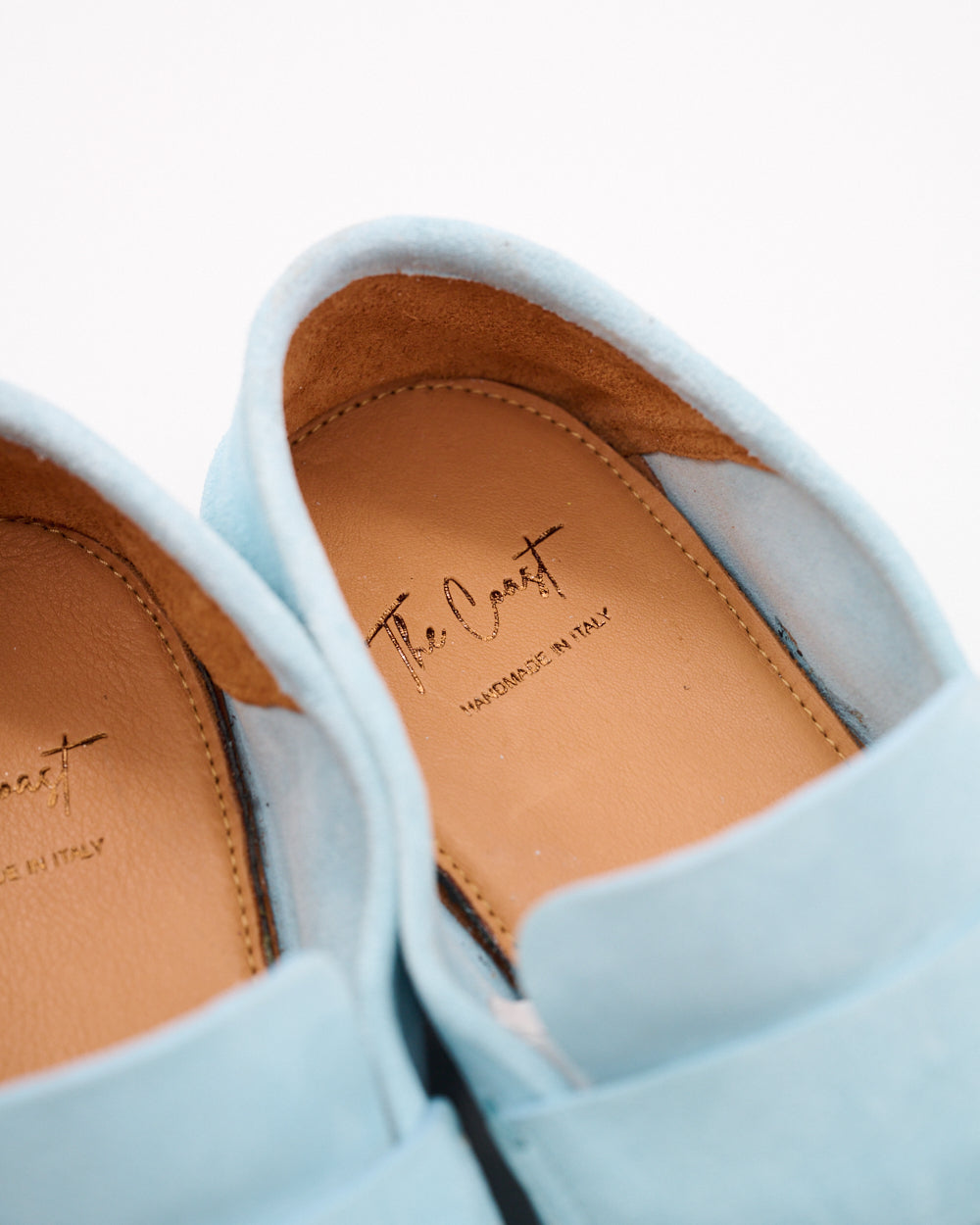 Nahaufnahme der Innensohle mit geprägtem „The Coast“-Logo