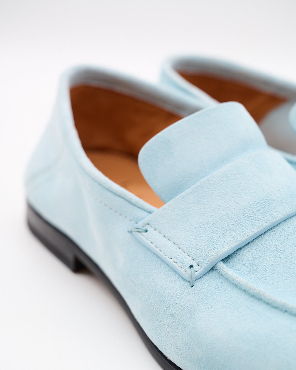 Detailansicht der Front mit Spannriemen aus Veloursleder in Hellblau