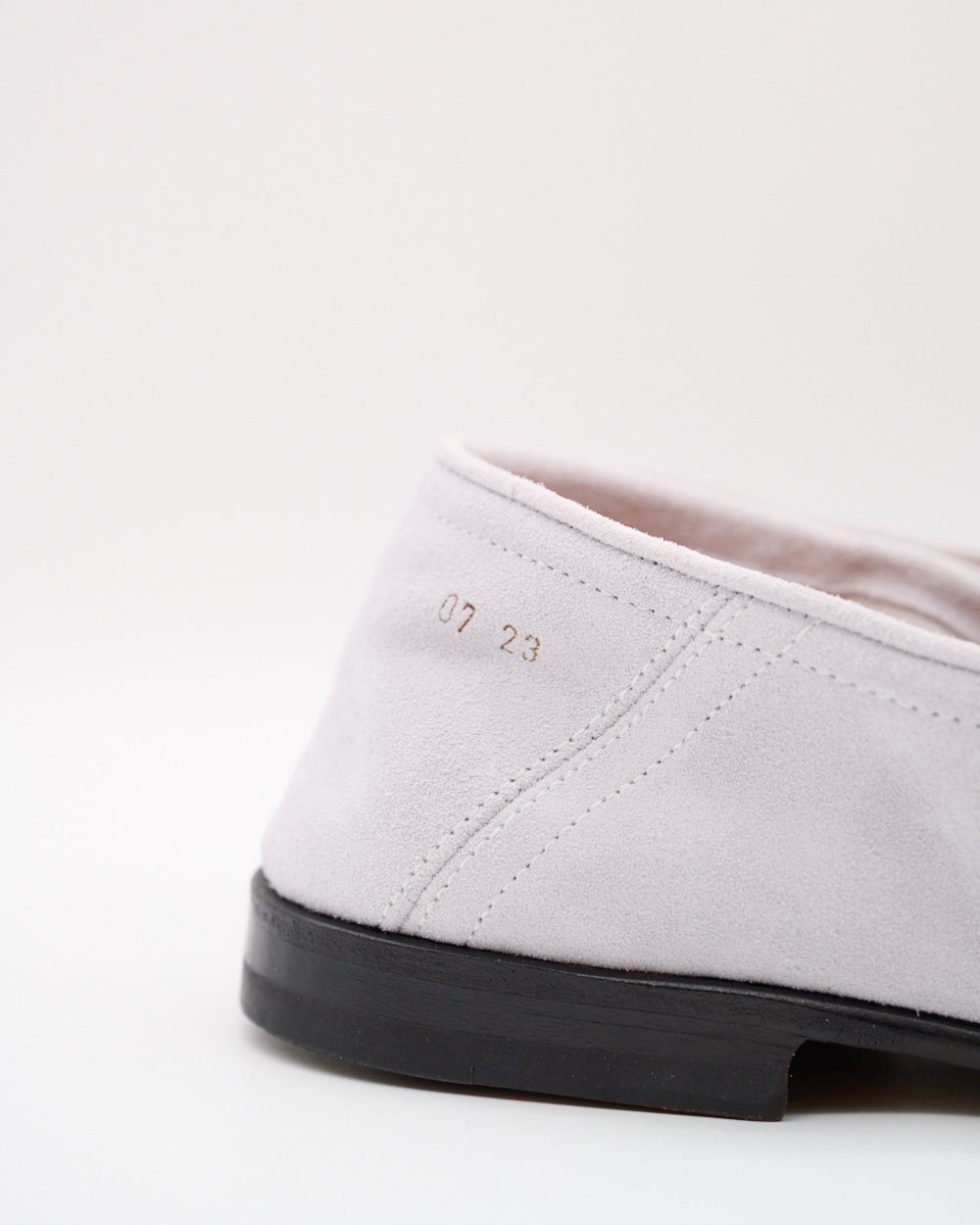 Detailansicht der seitlichen Naht und feinem Lederfinish