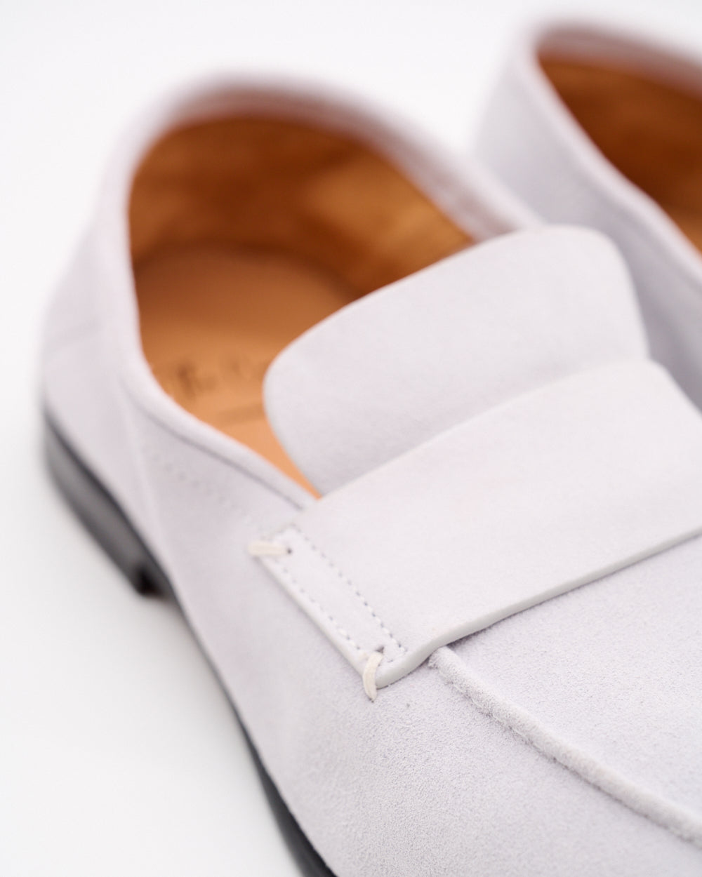 Nahaufnahme der Frontpartie mit Spannriemen und weichem Veloursleder