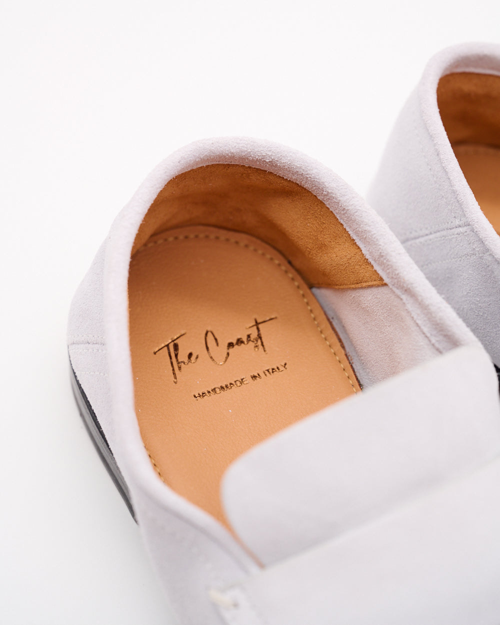 Innenansicht mit geprägtem Lederlogo „The Coast“