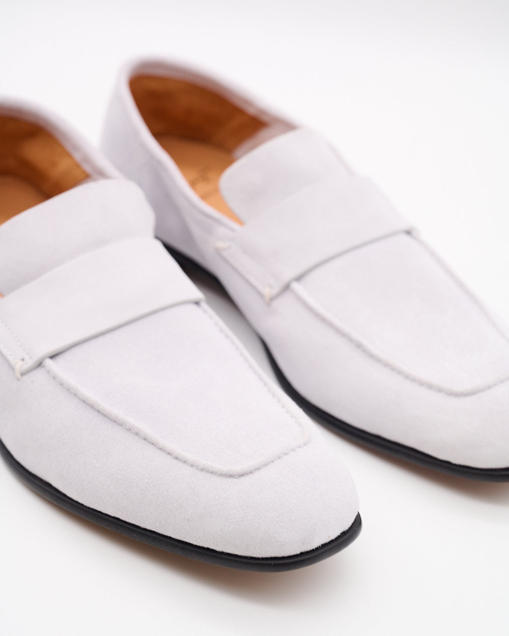 Nahaufnahme der Frontpartie mit Spannriemen und weichem Veloursleder