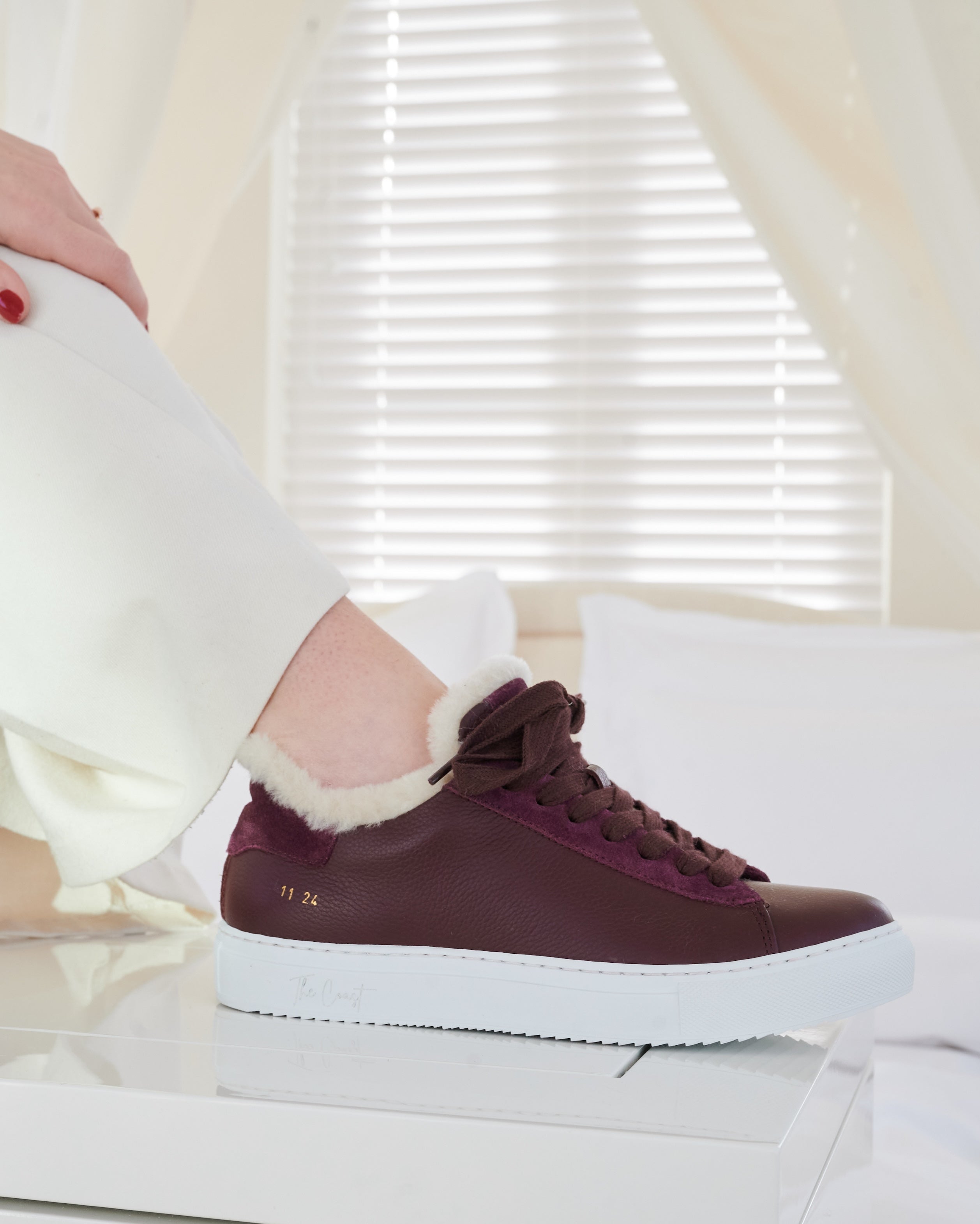 Karin Sneaker Weinrot – getragen am Fuß