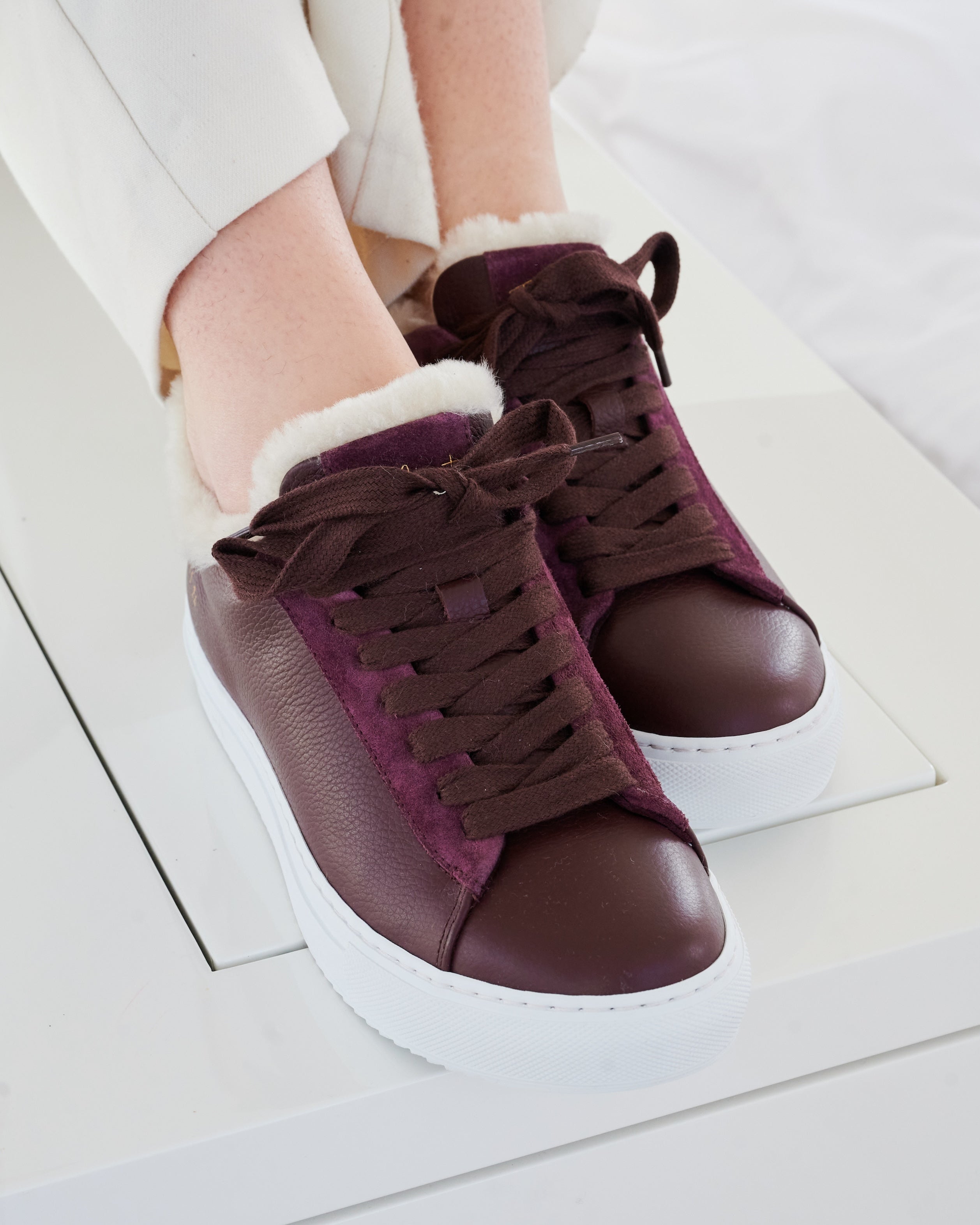 Karin Sneaker Weinrot – Detailaufnahme mit Logo an der Ferse