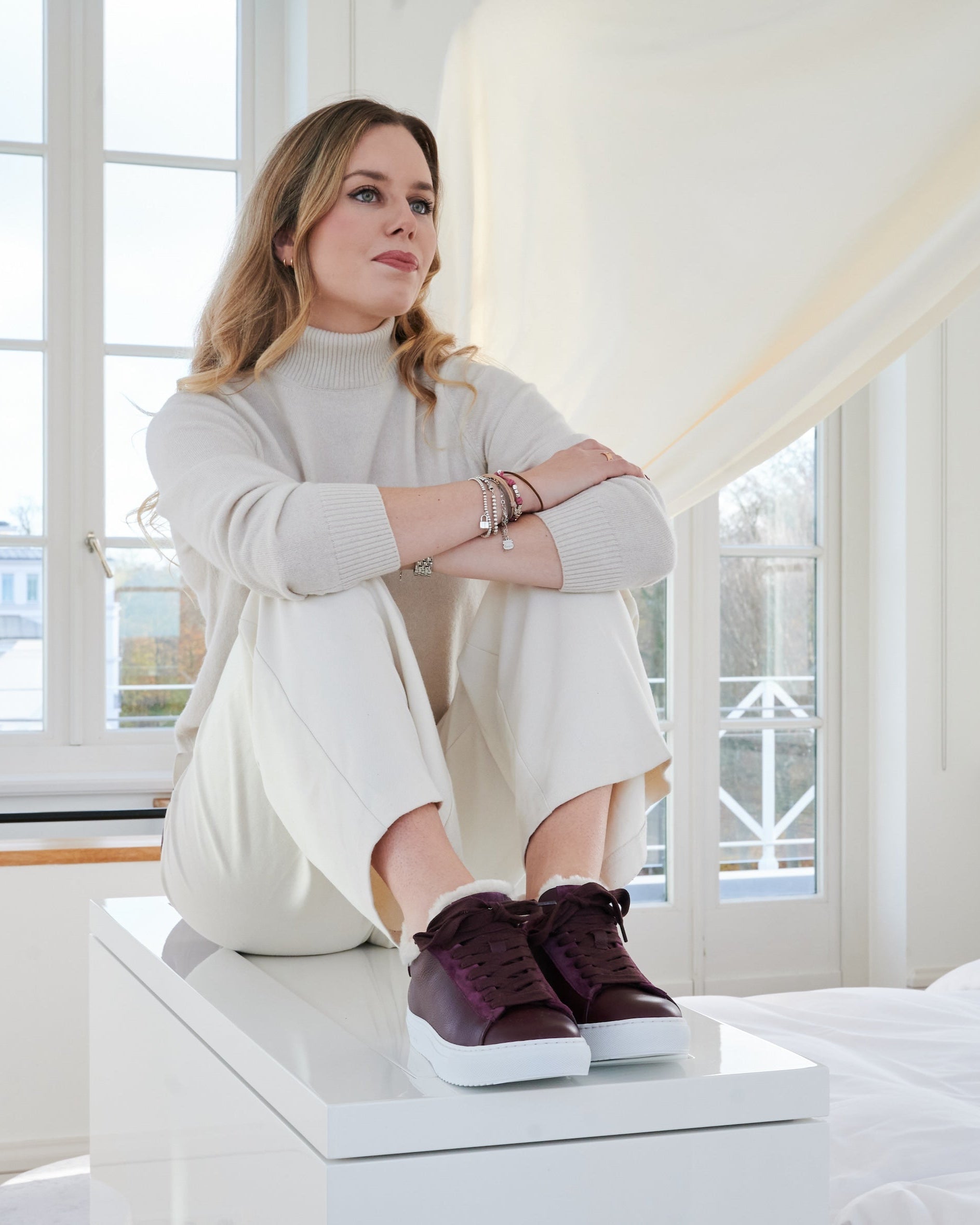Karin Sneaker Weinrot getragen – Look im Interior-Stil