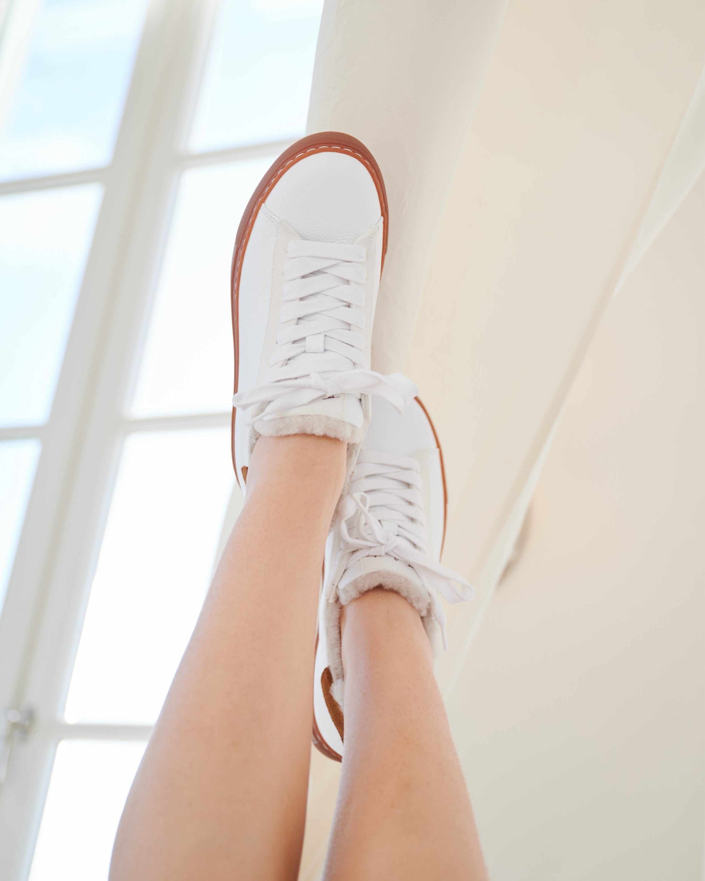 Karin Sneaker am Fuß getragen
