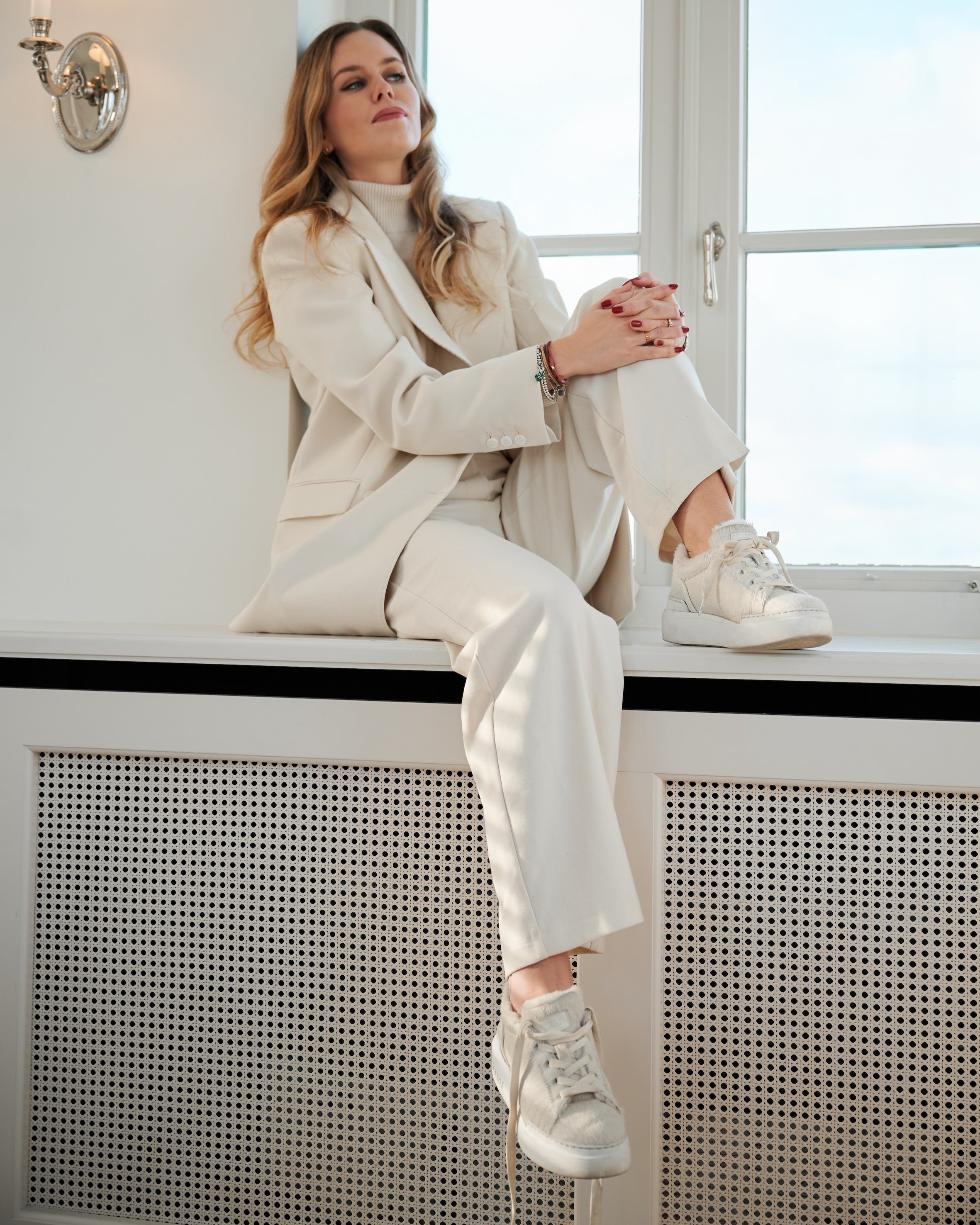 Emilie Cavallino Sneaker Creme – getragen vom Model - kombiniert mit elegantem Look