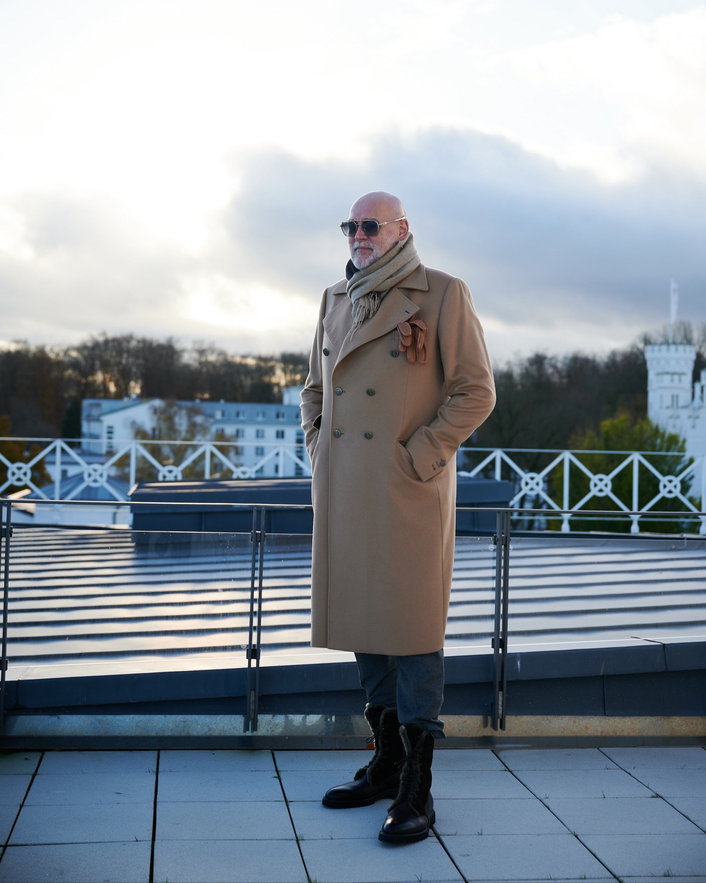 Stilvoll durch den Winter – Silvio Stiefel am Model getragen