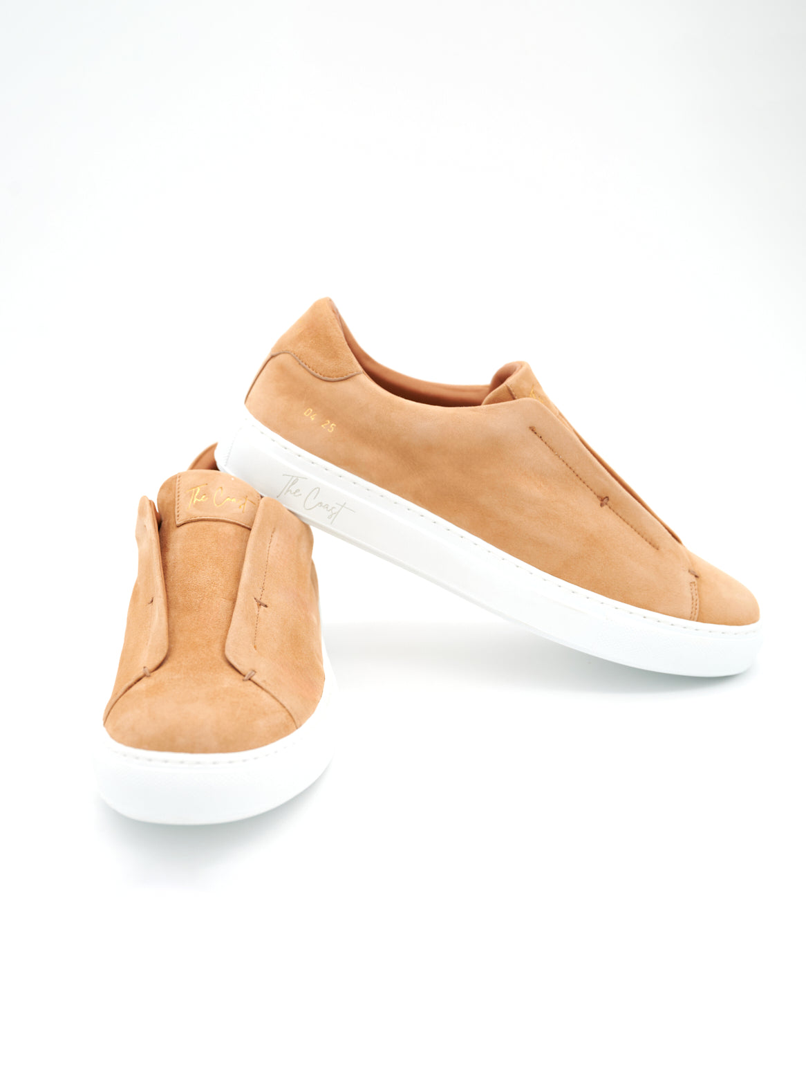 Dynamische Darstellung der Sneaker in leichter Schrägansicht