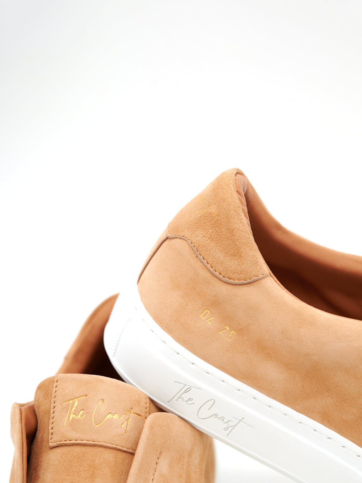 Zwei hellbraune Slip-In Sneaker leicht diagonal positioniert