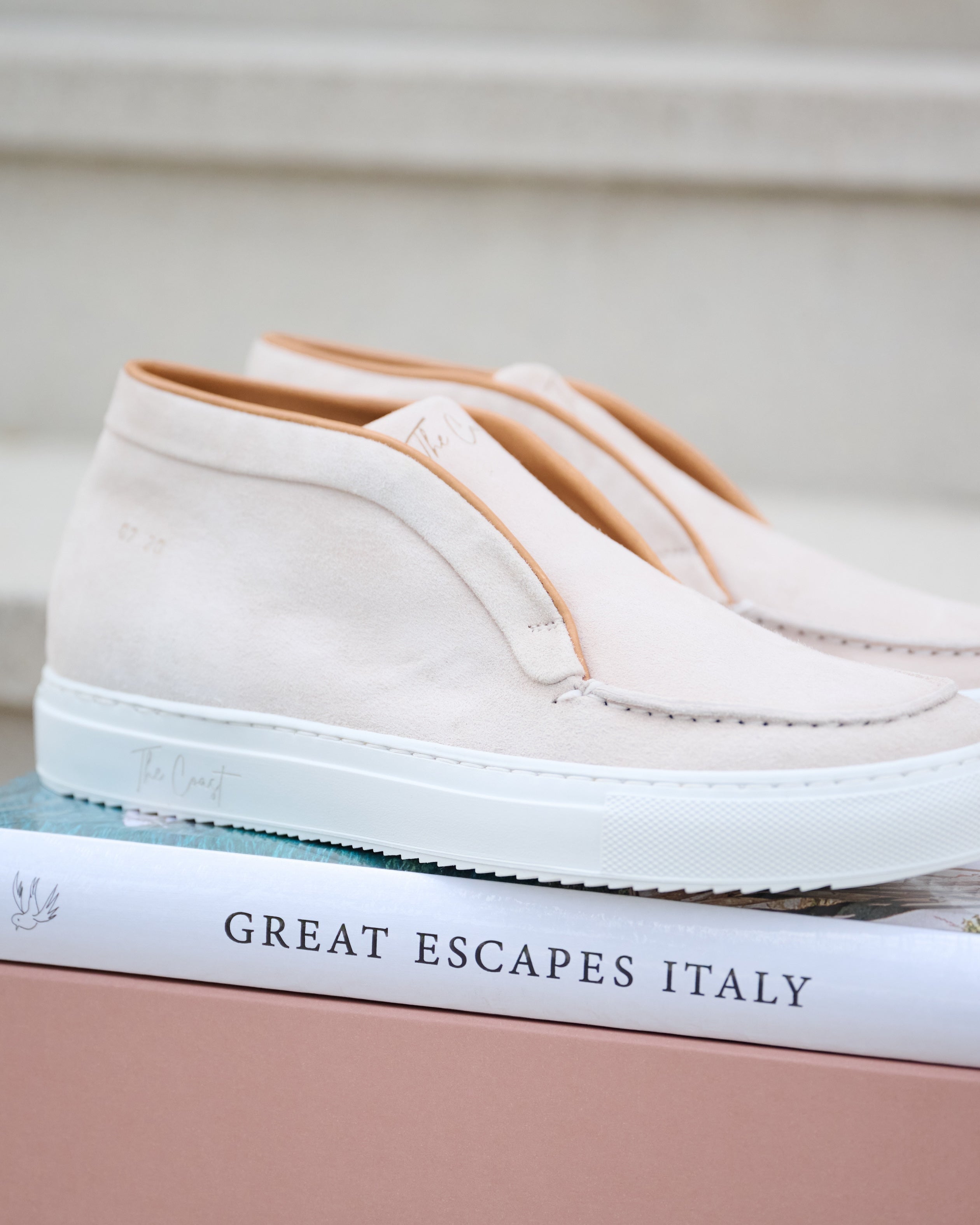 Charlie Sneaker Creme auf Box – Fokus auf Lederstruktur und Markensohle