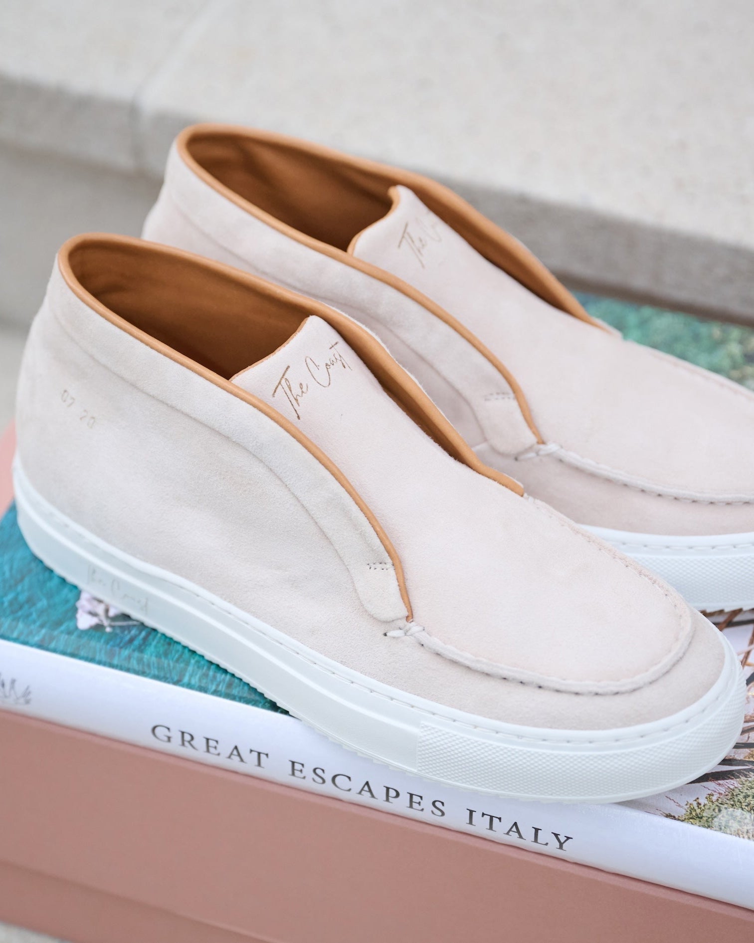 Charlie Sneaker Detail – Camoscio Veloursleder mit heller Kontrastsohle