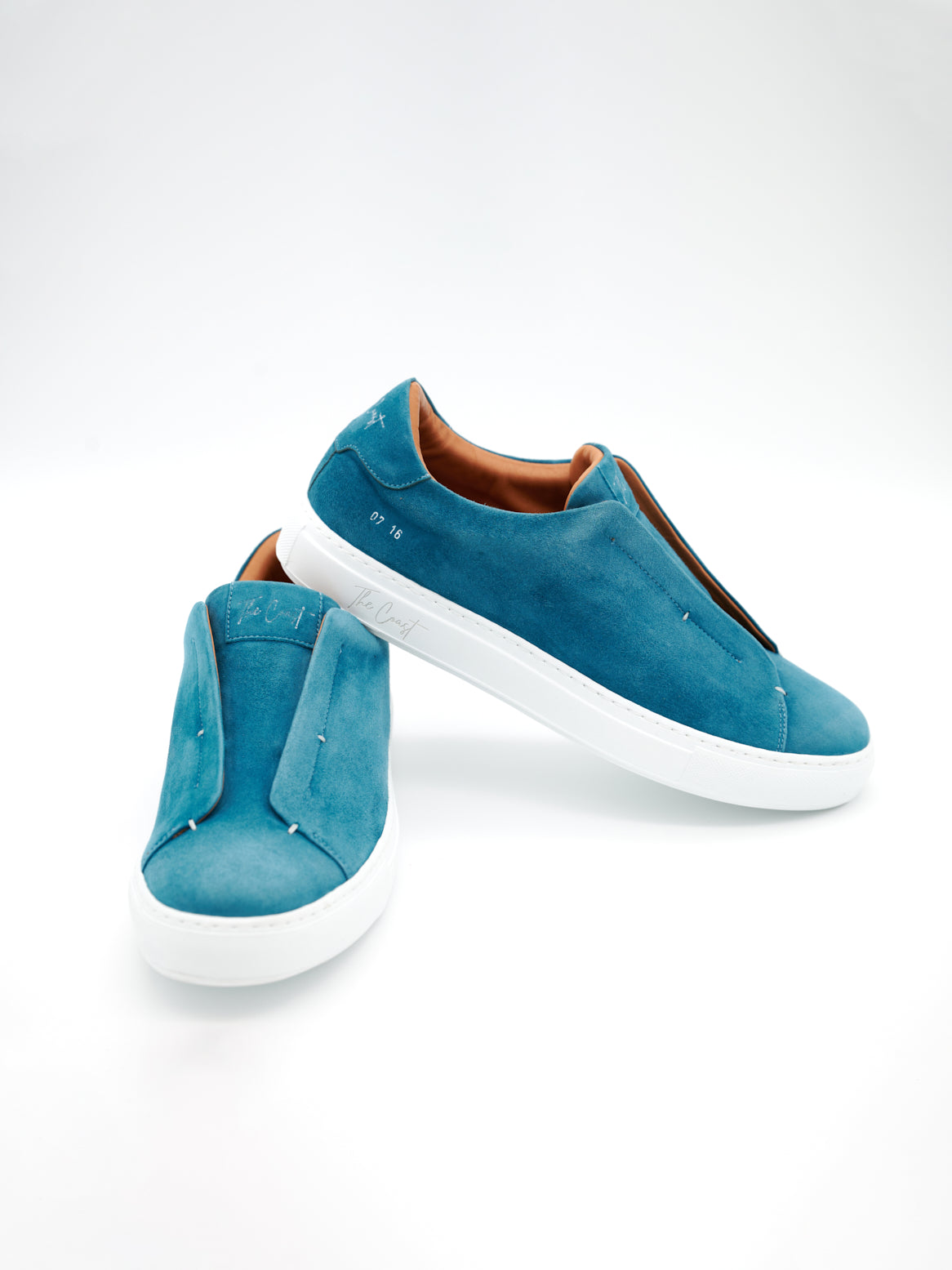 Diagonale Ansicht des Sneakers mit Fokus auf Form und Farbe