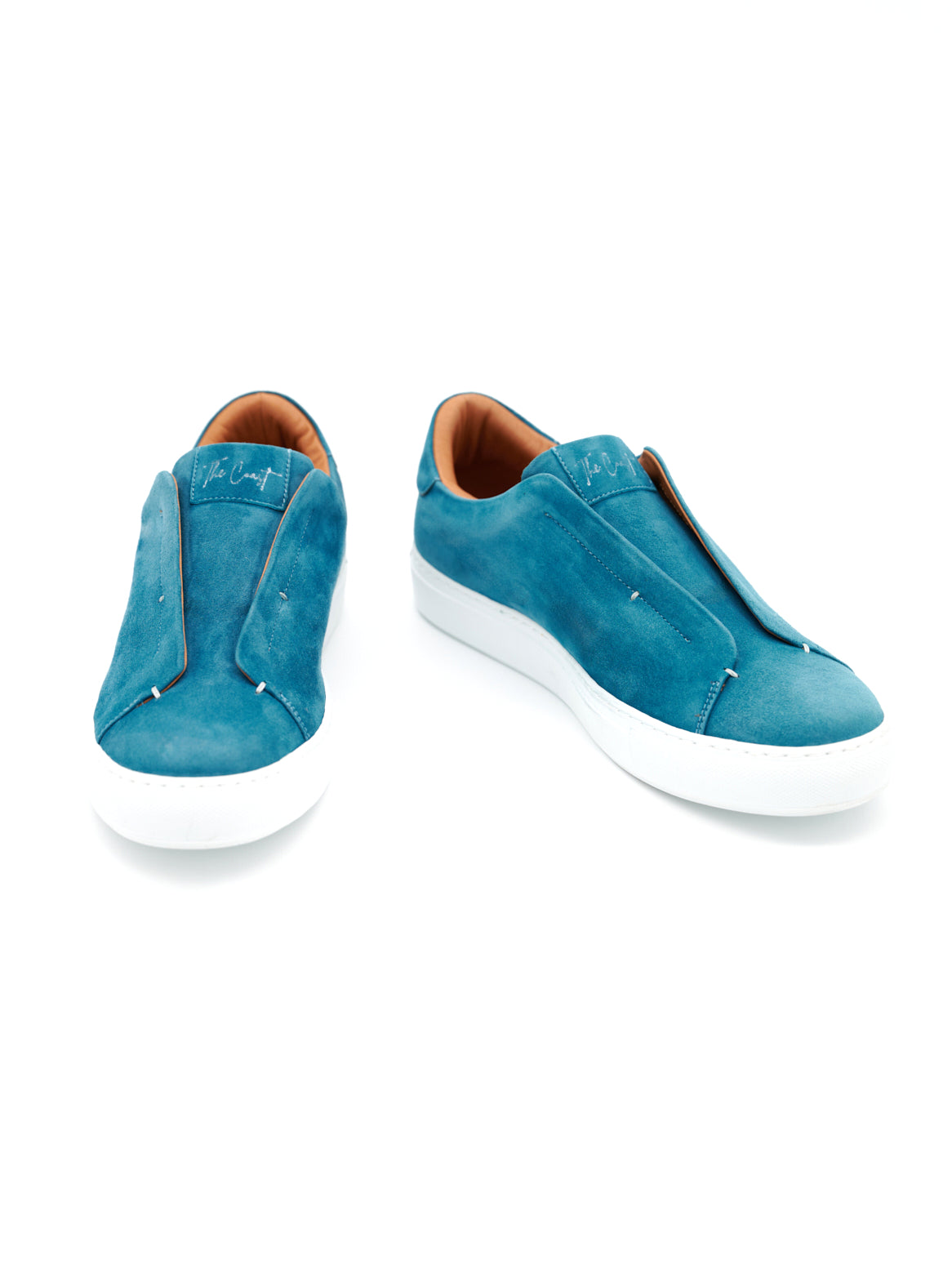 Paar türkisfarbene Sneaker von oben aufgenommen