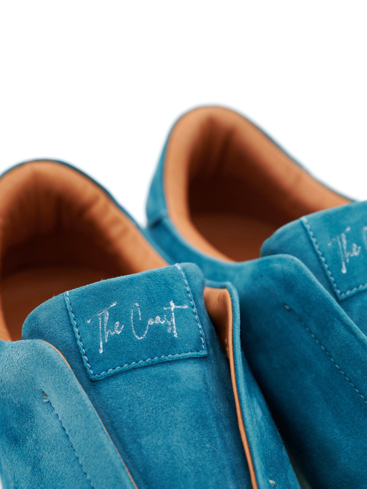 Nahaufnahme mit sichtbarem „The Coast“-Logo und Lederdetails