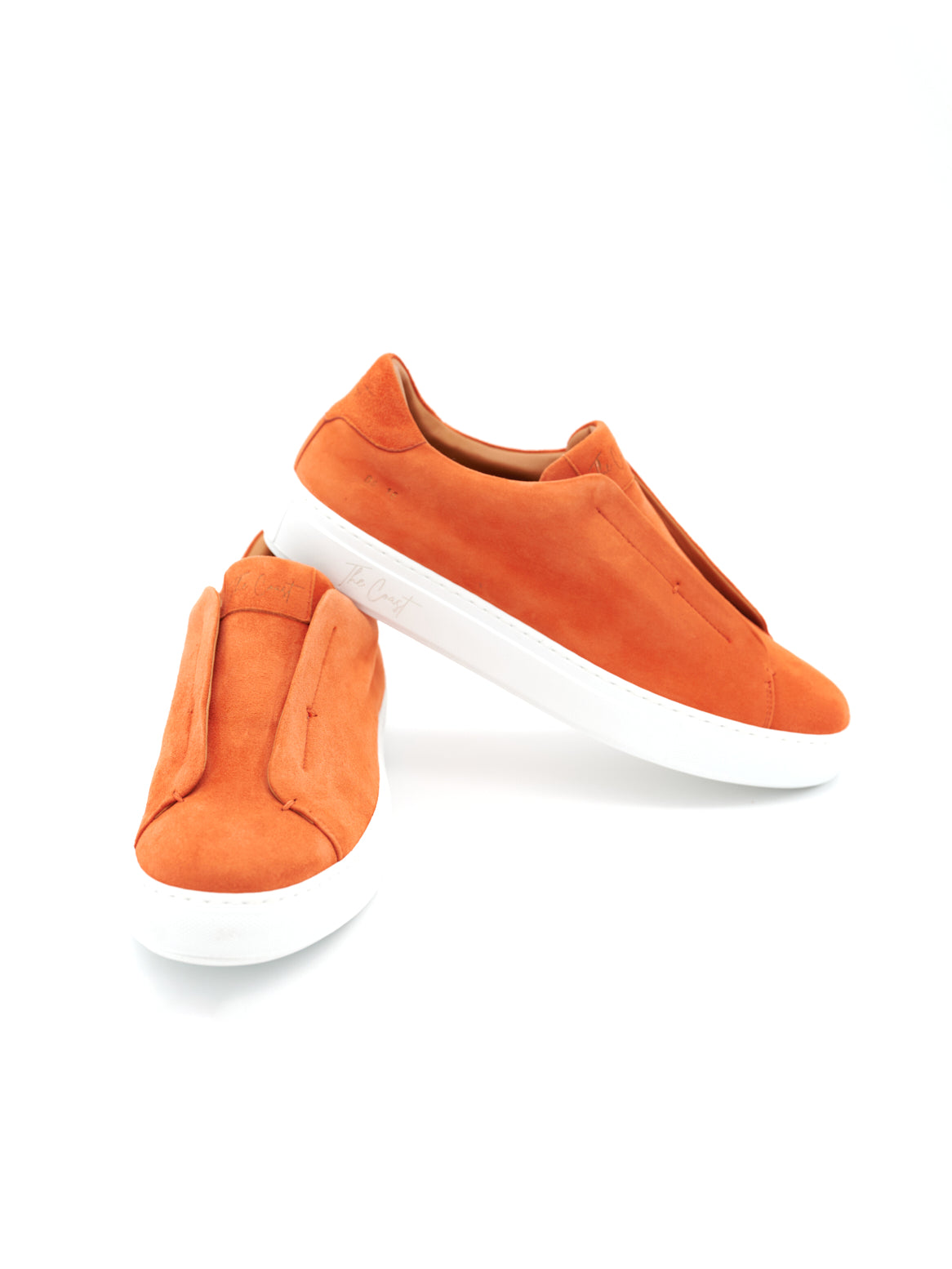 Schräge Ansicht der Slip-Ins mit Fokus auf Farbe und Form