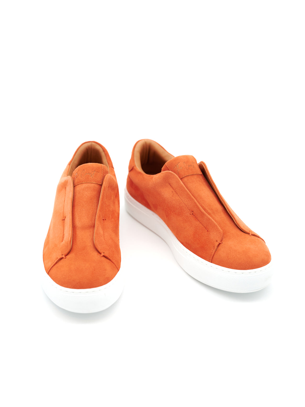 Paar orangefarbene Sneaker von oben fotografiert