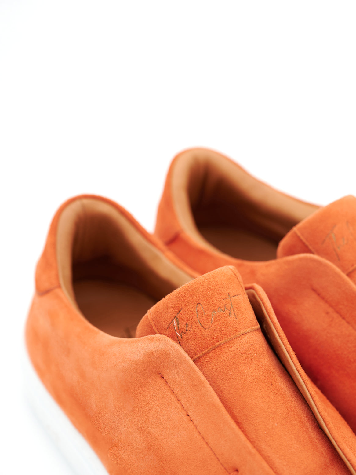 Diagonale Produktaufnahme mit Lederstruktur und Detailfokus