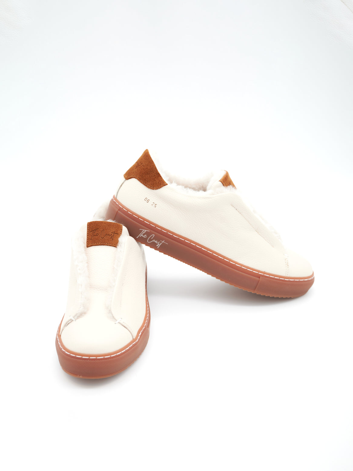 Beni Slip-In Creme mit brauner Sohle leicht schräg präsentiert