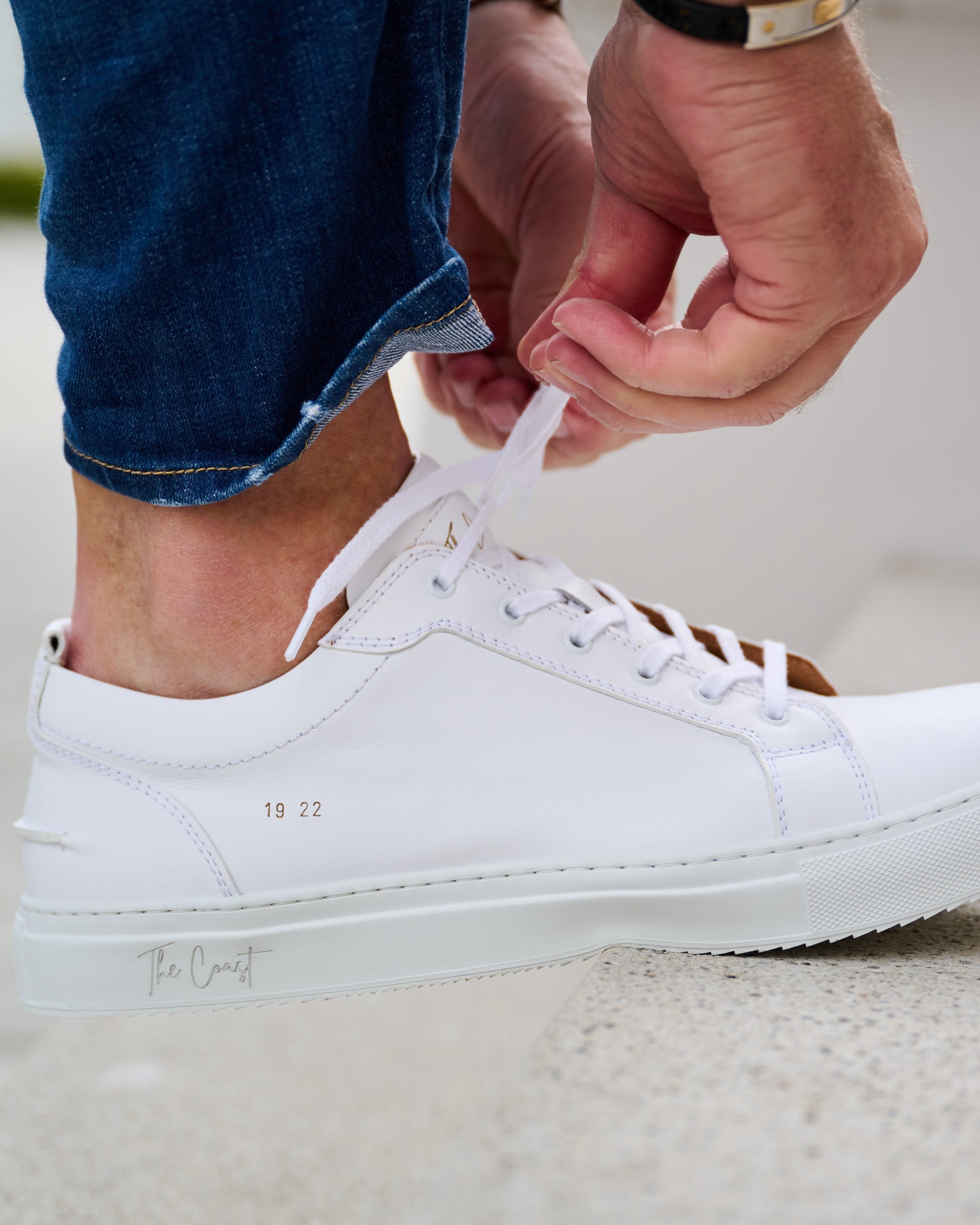 Maxi Sneaker Weiß – Anziehszene am Fuß