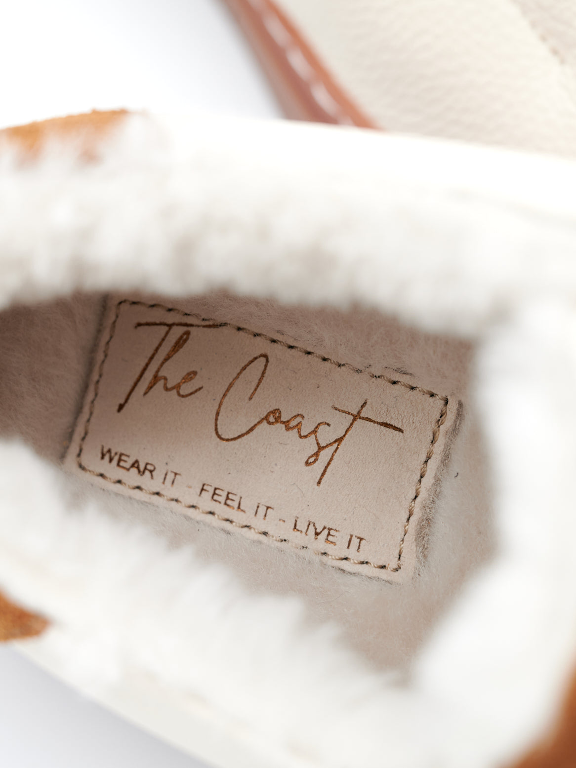 Detailaufnahme Lammfellfutter mit geprägtem Logo The Coast