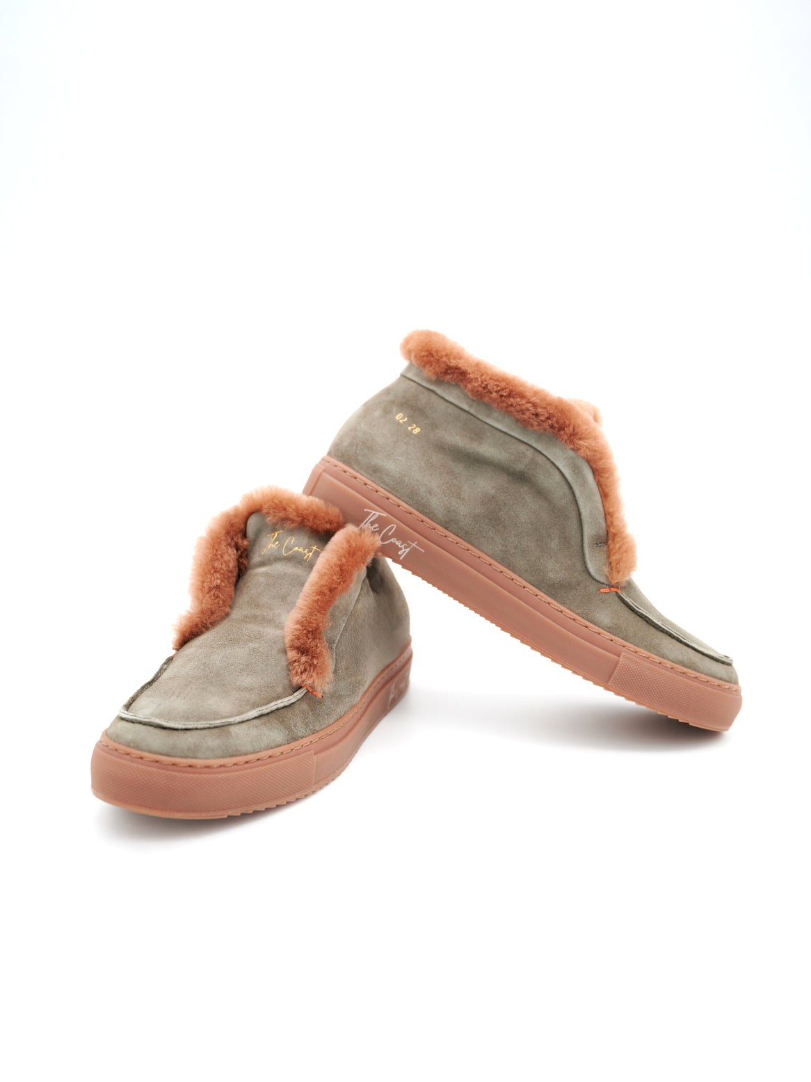 Charles Boot-Sneaker in Moosgrün – Seitenansicht mit Lammfellrand