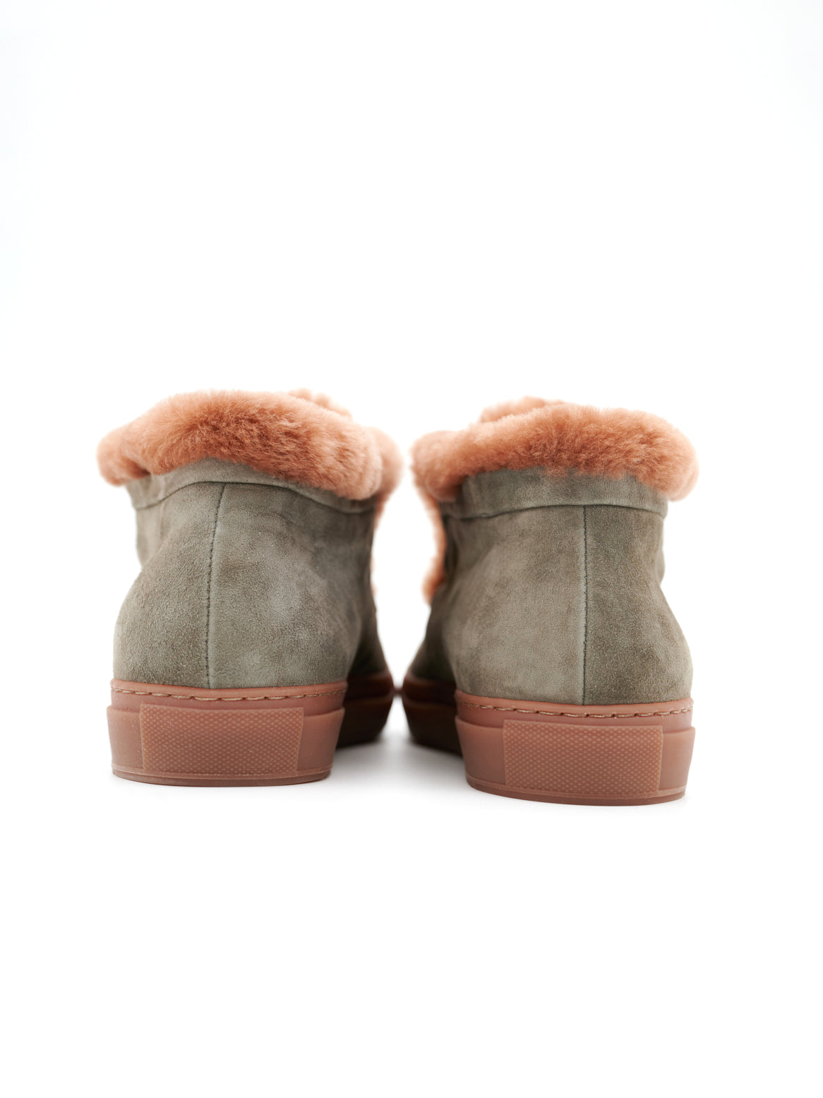 Rückansicht Charles Sneaker in Moosgrün mit Logoprägung