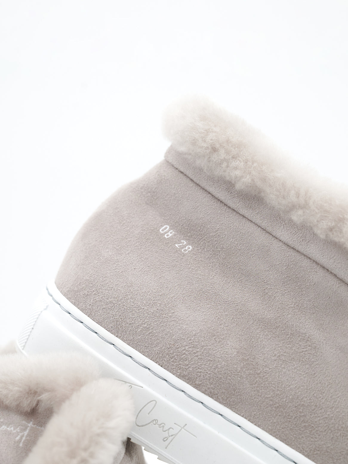 Detailaufnahme des Lammfells im Charles Boot-Sneaker grau