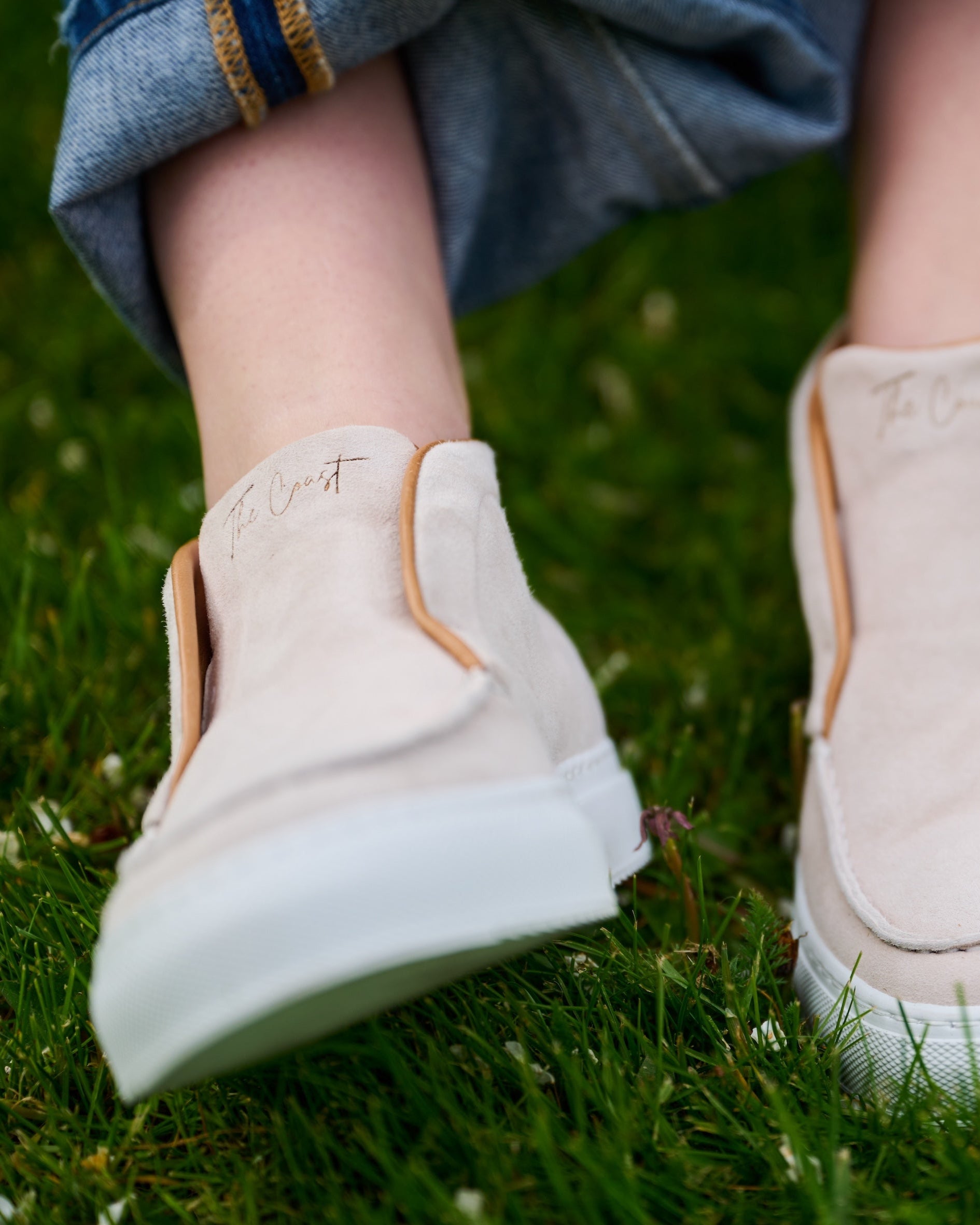 Charlie Sneaker getragen beim Gehen – leichter, stilvoller Sommerschuh