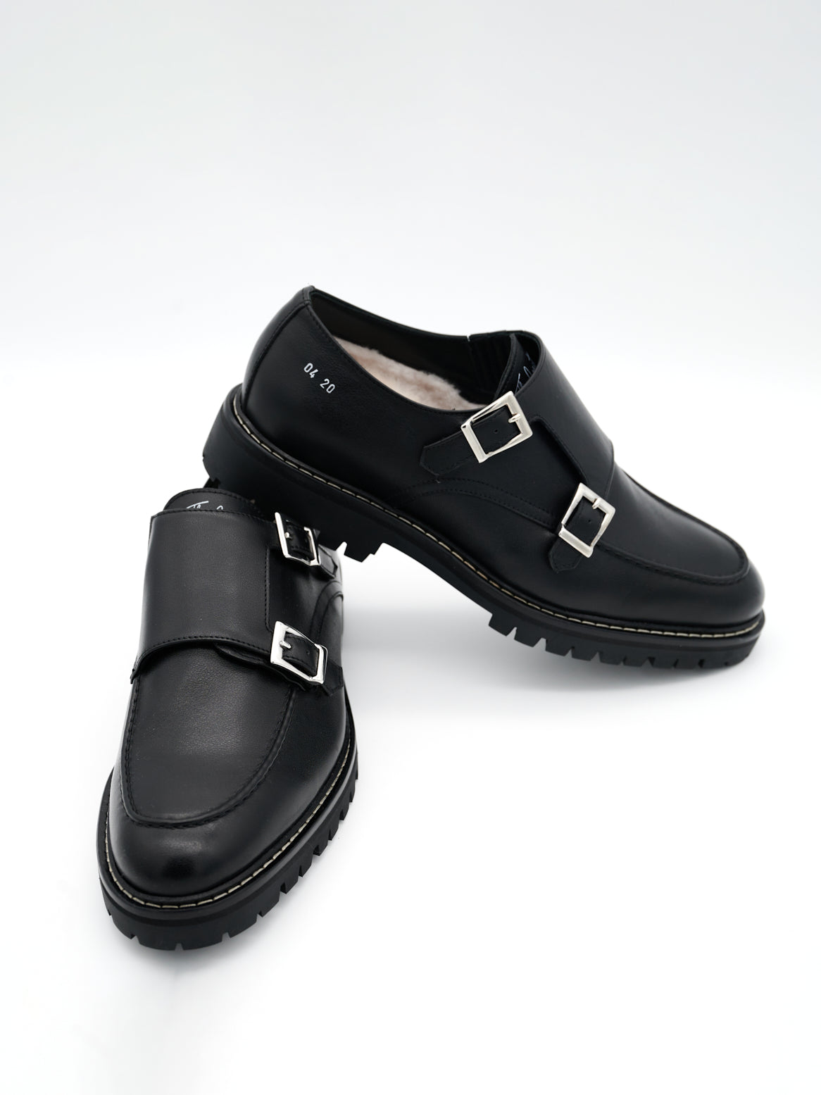 Klassischer Doppelmonk in Schwarz – schräg von oben