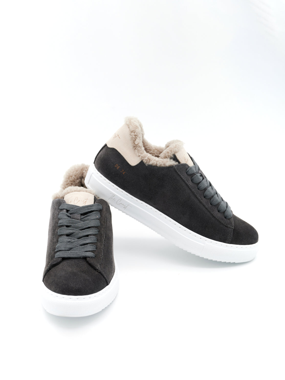Karin Sneaker Grau – Paaransicht mit Fokus auf Sohle und Ferse